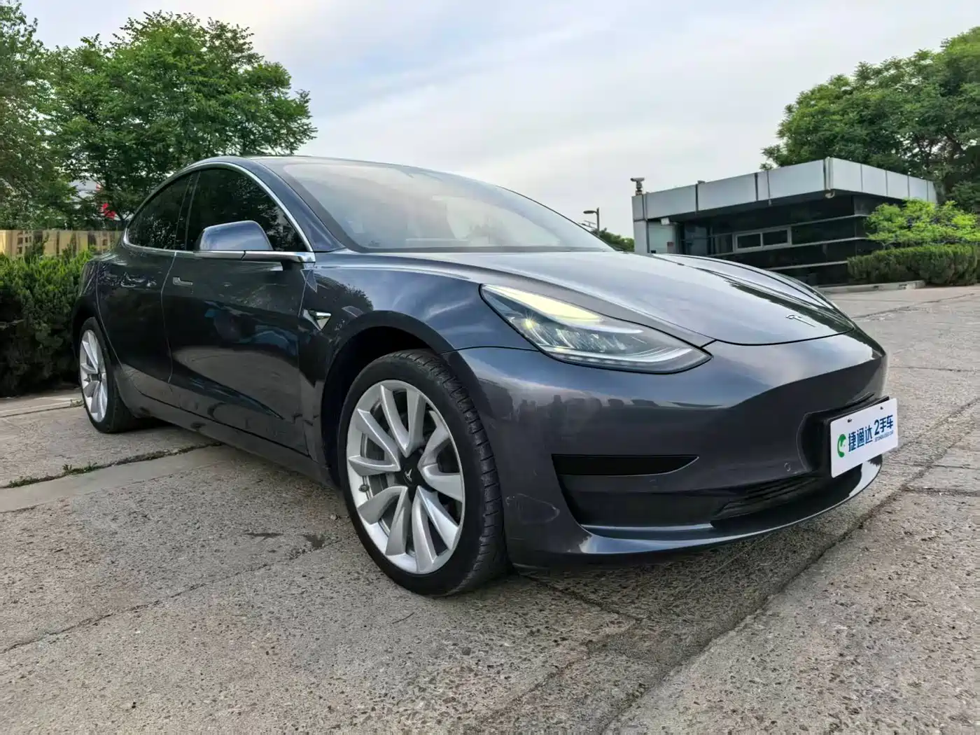 TESLA MODEL 3