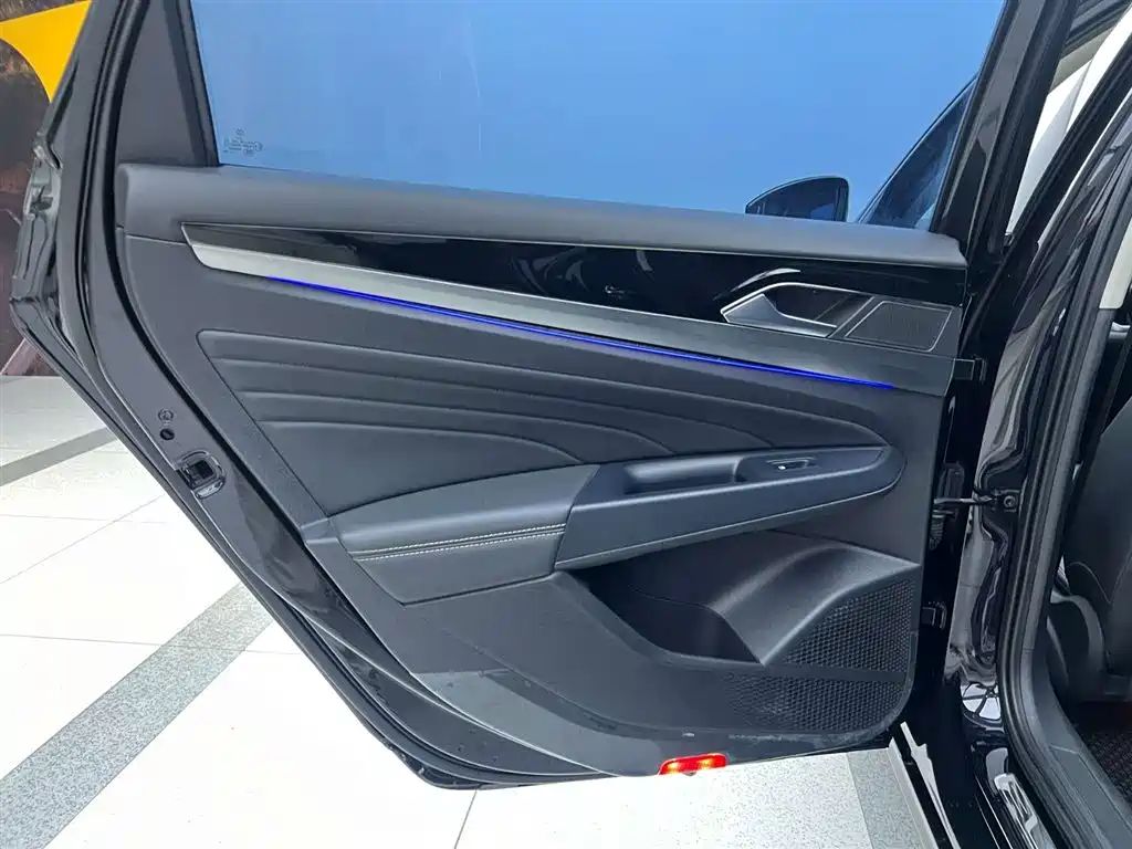 Volkswagen Passat 2023 330TSI Starlight Elite Edition фото 29