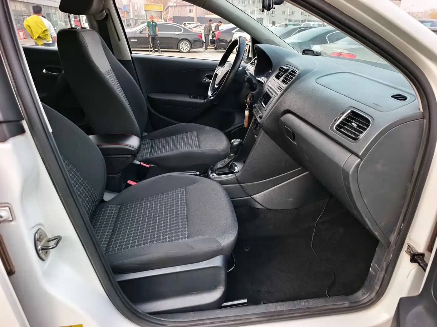 Volkswagen Polo 2016 1.6L Automatic Comfort фото 18