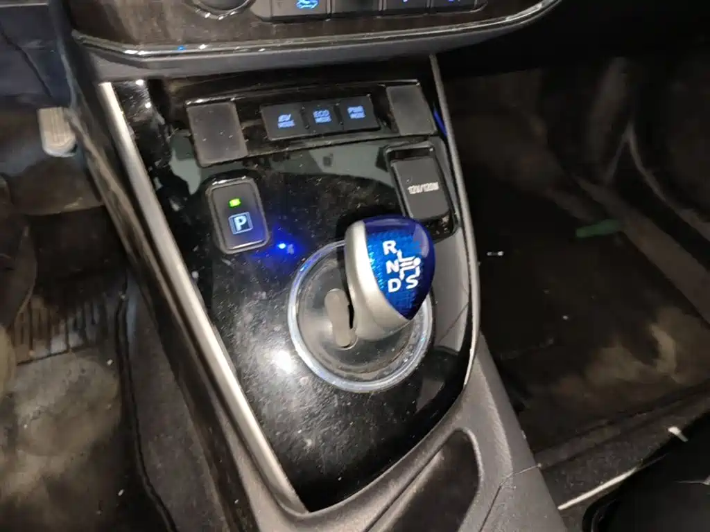 Toyota Corolla 2016 Dual Hybrid 1.8L E-CVT Elite Edition фото 14