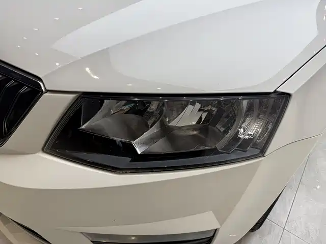 Škoda Octavia 2017 1.6L Automatic Smart Edition фото 18