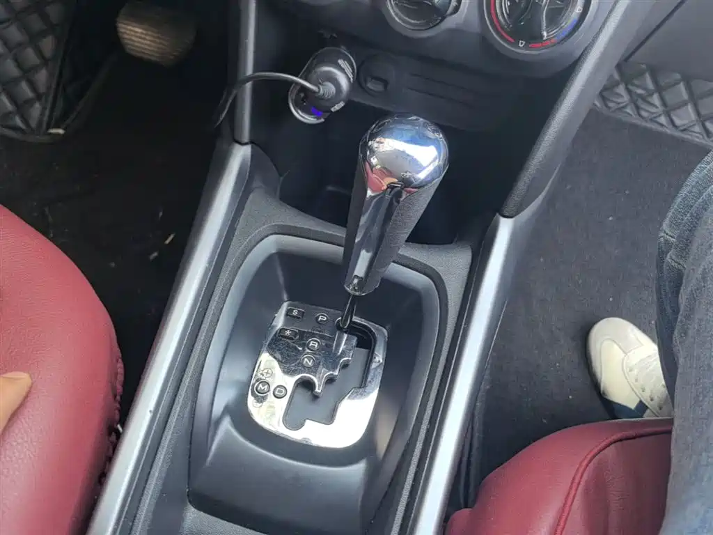 Peugeot 2008 2015 1.6L Automatic Cool Edition фото 14