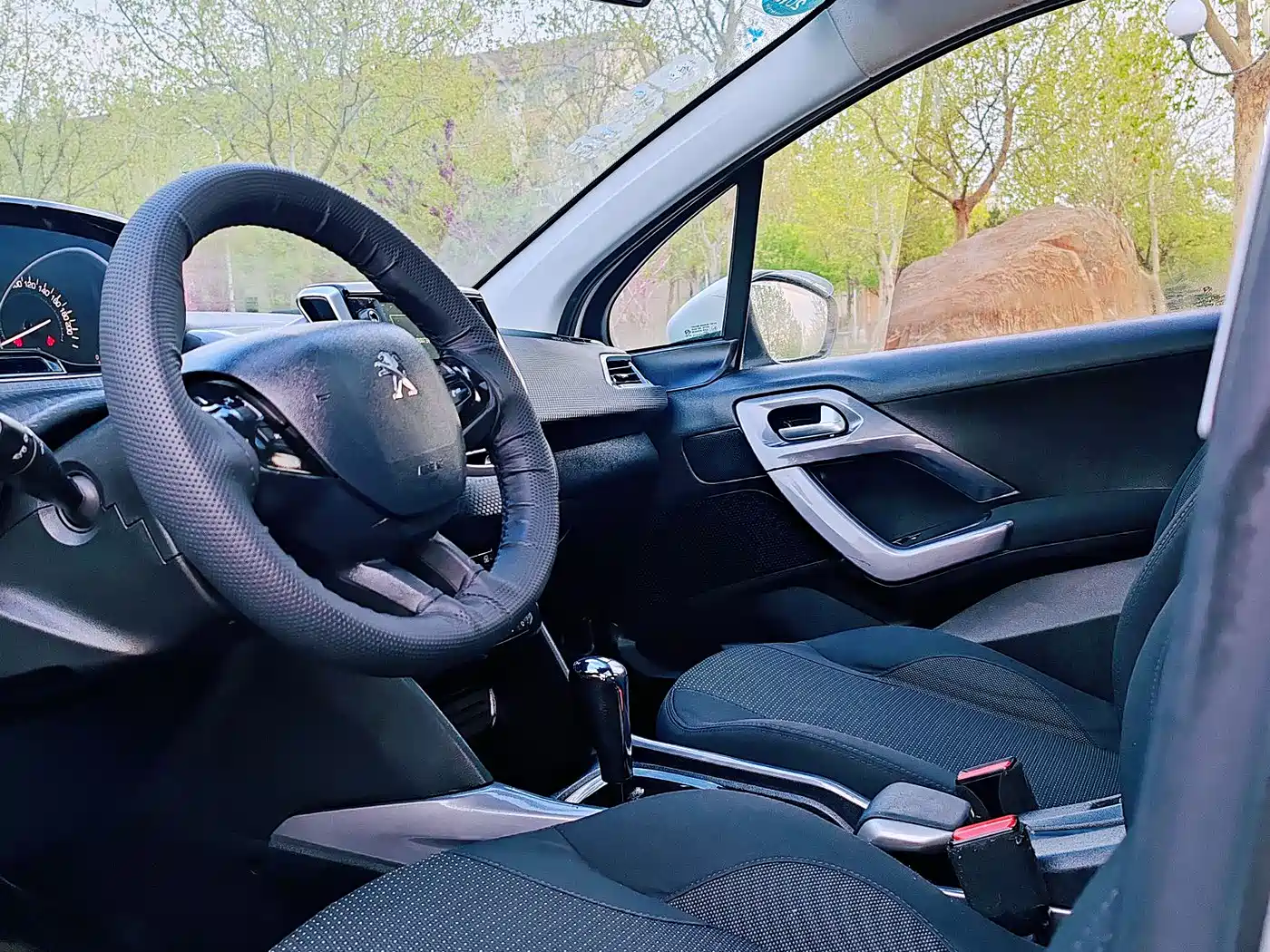 Peugeot 2008 2014 1.6L Automatic Fashion Edition фото 21