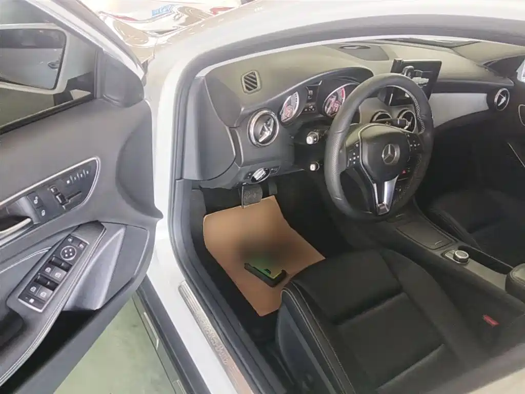 Mercedes-Benz GLA 2016 GLA 200 Dynamic фото 12