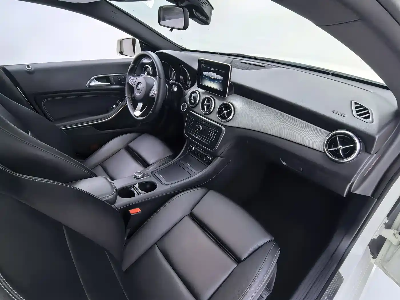 Mercedes-Benz CLA (Import) 2016 CLA 200 Fashion фото 5