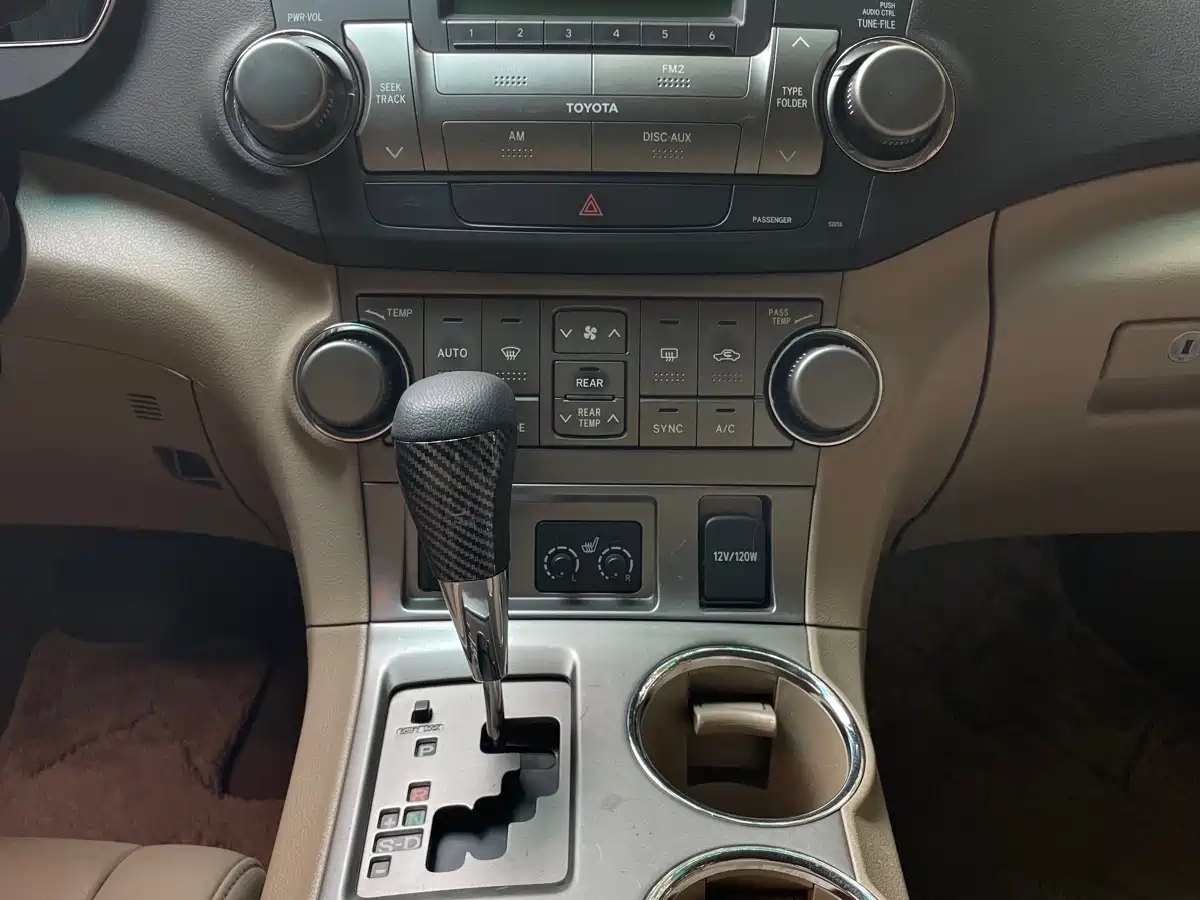 Toyota Highlander 2011 2.7L 2WD 7-seat Luxury фото 8