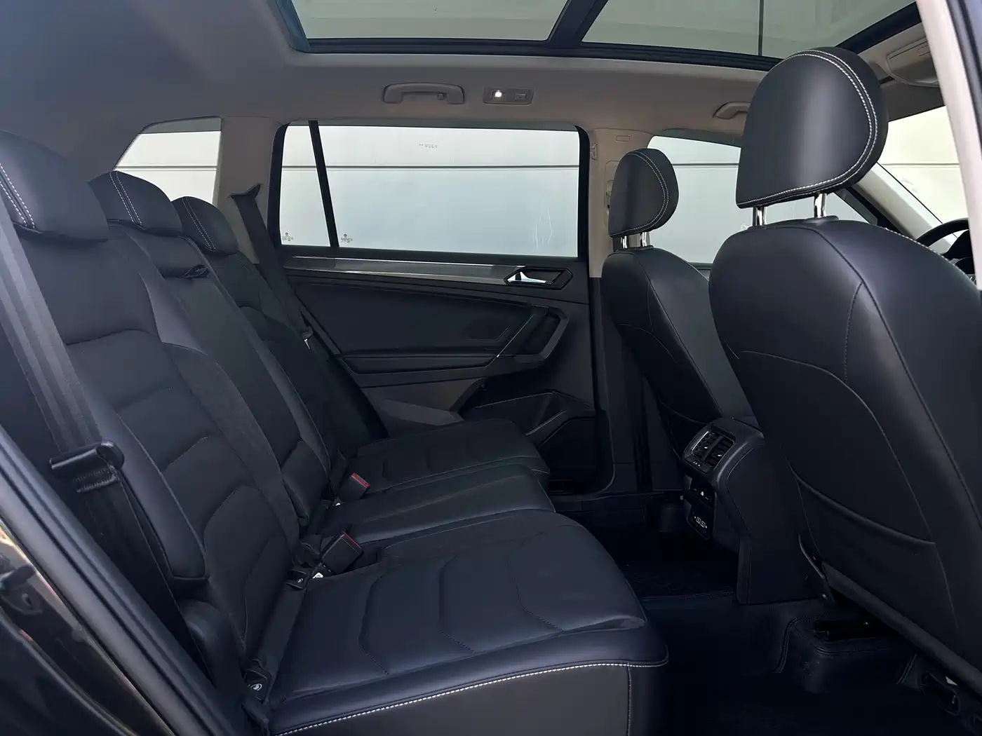 Volkswagen Tiguan L 2021 330TSI Automatic 2WD R-Line Premium фото 17