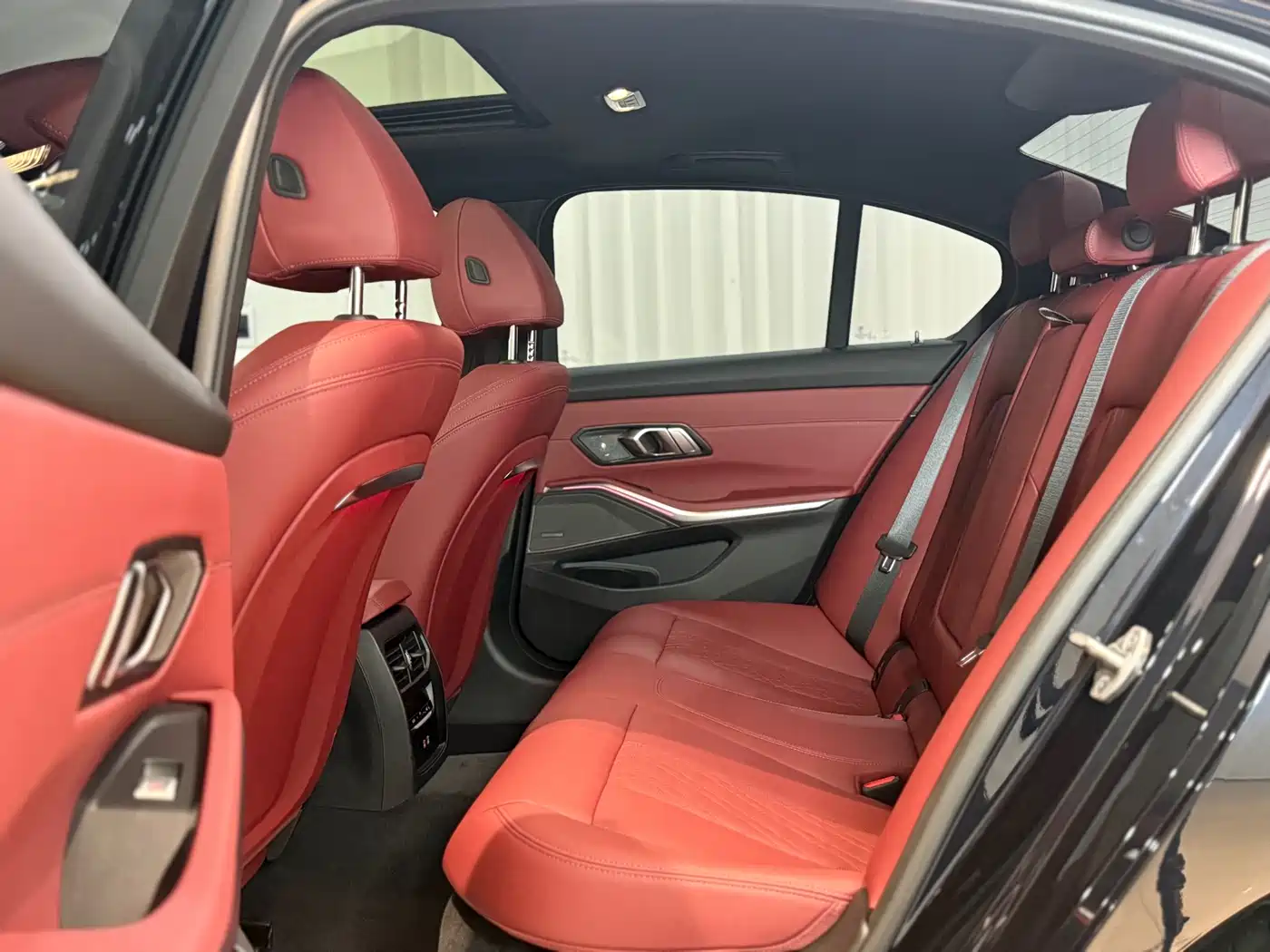 BMW 3 Series 2025 330i M Sport Night Edition фото 15