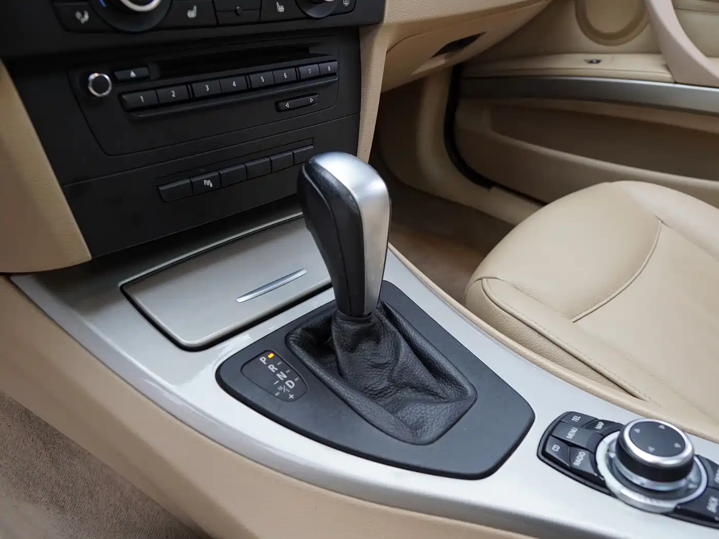 BMW 3 Series 2012 320i Luxury фото 16