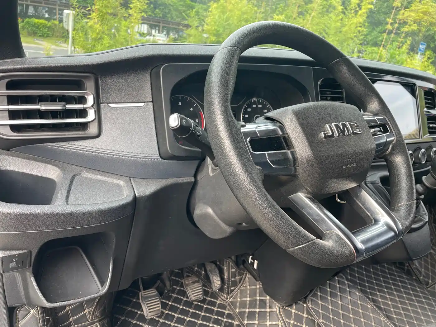 Jiangling JMC Fushun 2024 2025 Model 2.0T 6MT Diesel Medium Wheelbase High Roof Commercial MPV 7 Seats
