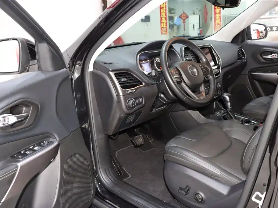 Photo 9 - Jeep Cherokee