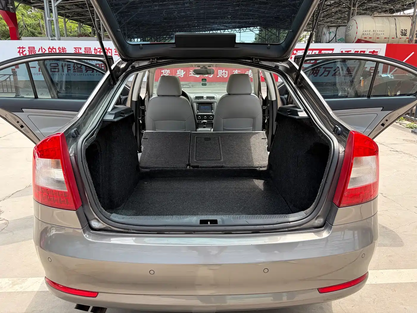 Škoda Octavia 2012 1.4TSI DSG Yijun Edition фото 18