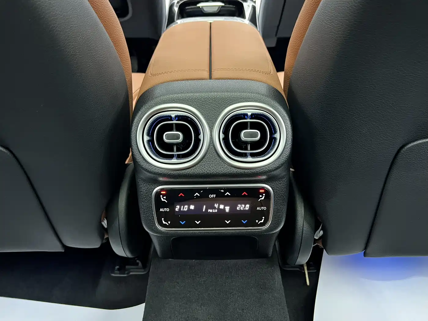 Mercedes-Benz GLC 2024 GLC 260 L 4MATIC Luxury 5-seater фото 13