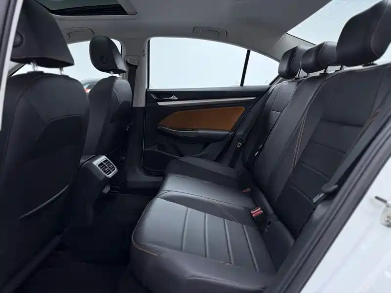 VOLKSWAGEN BORA