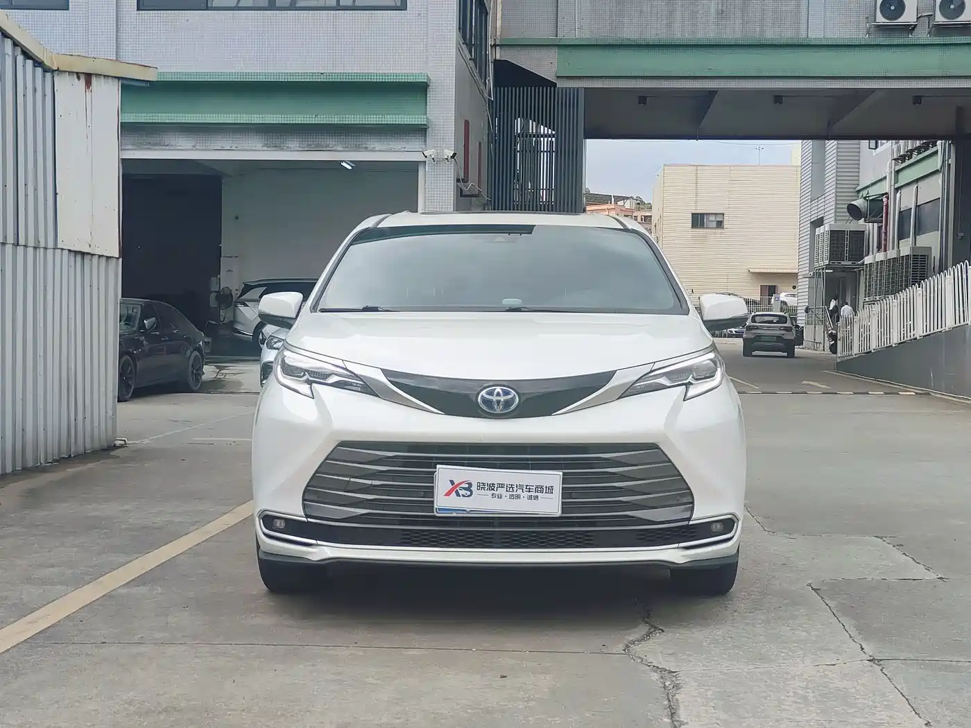 Toyota Sienna 2021 2.5L Hybrid Ultimate Edition фото 2