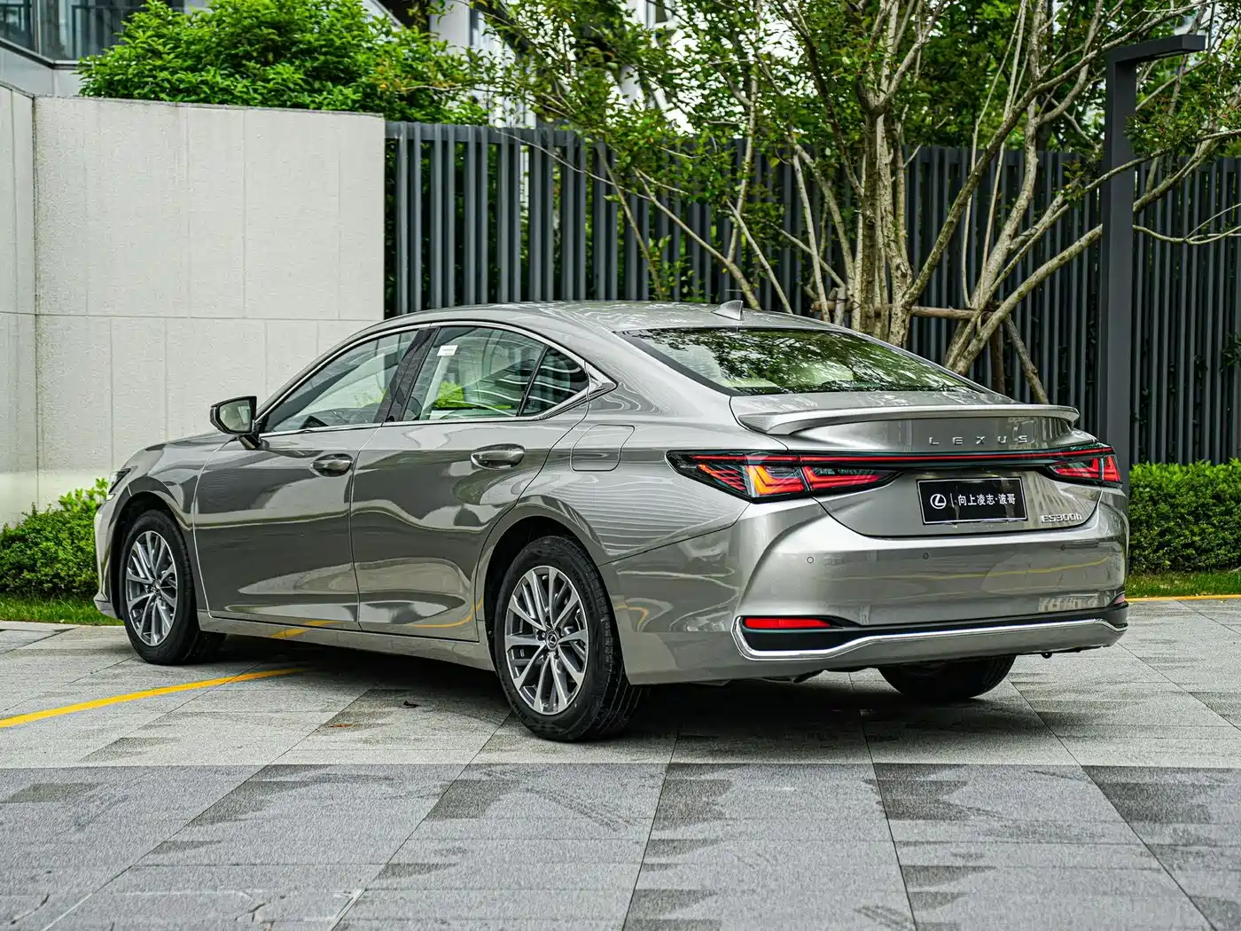 Lexus ES 2025 300h Ultimate Edition фото 6