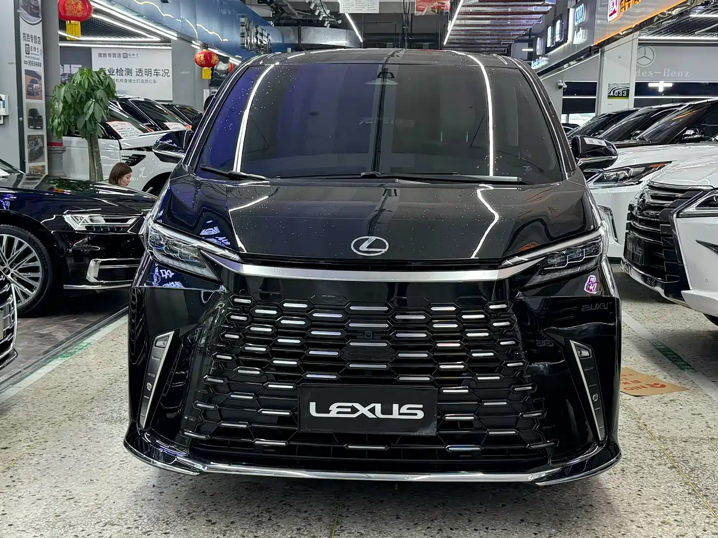 Lexus LM 2025 Model 500h Six-Seater Prestige Edition фото 2