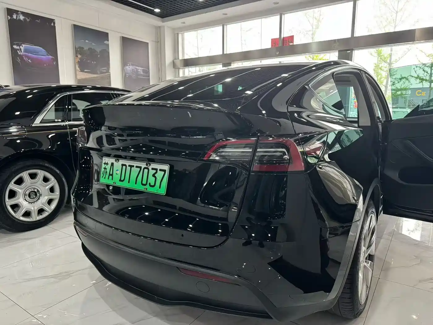 TESLA MODEL Y