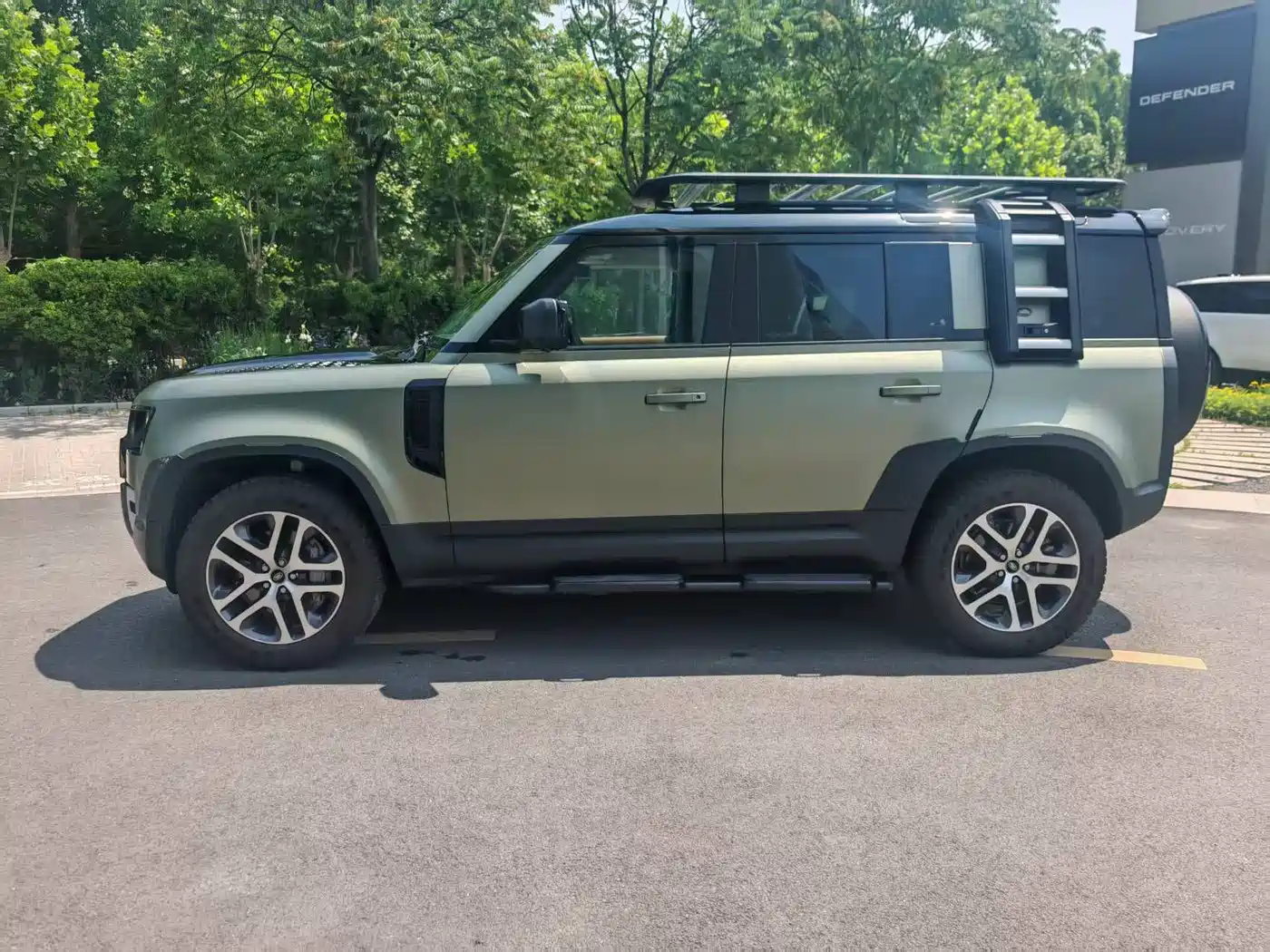 Land Rover Defender 2022 110 P400 Dark Special Edition фото 2