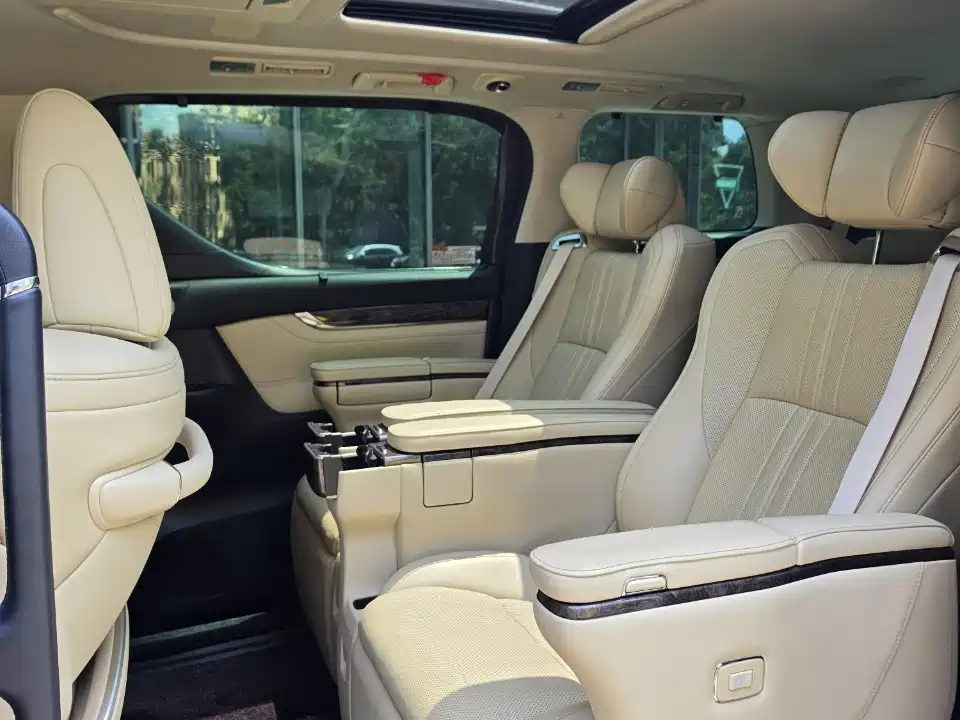 Toyota Alphard 2020 Hybrid 2.5L Gold Special Edition фото 4