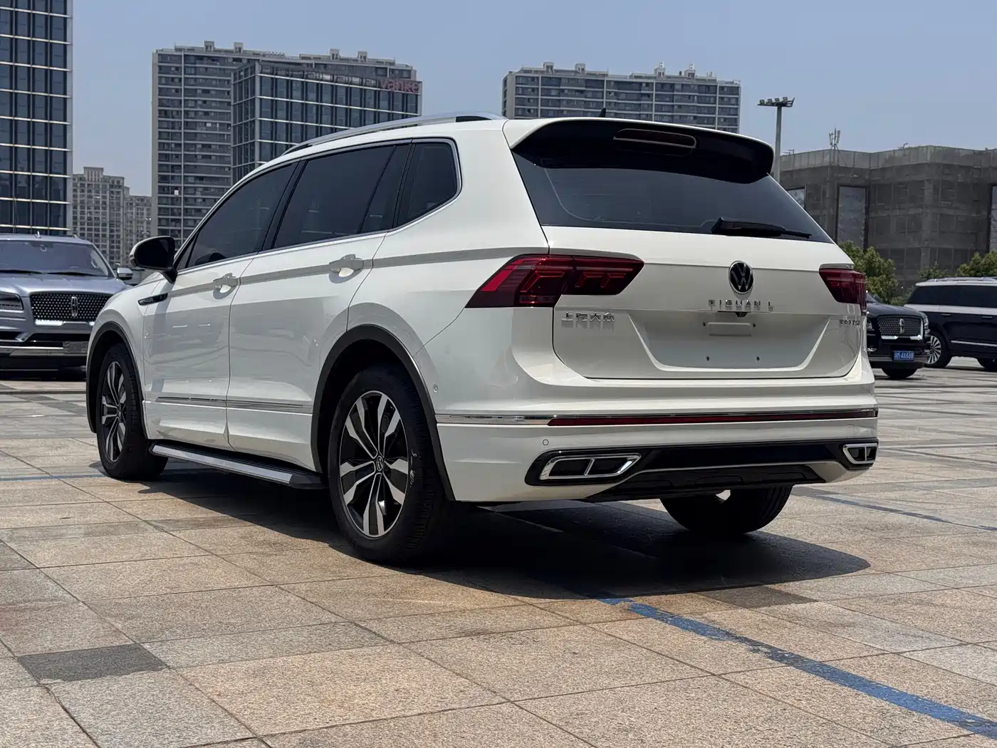 Volkswagen Tiguan L 2022 330TSI Auto 2WD R-Line Premium Edition фото 7