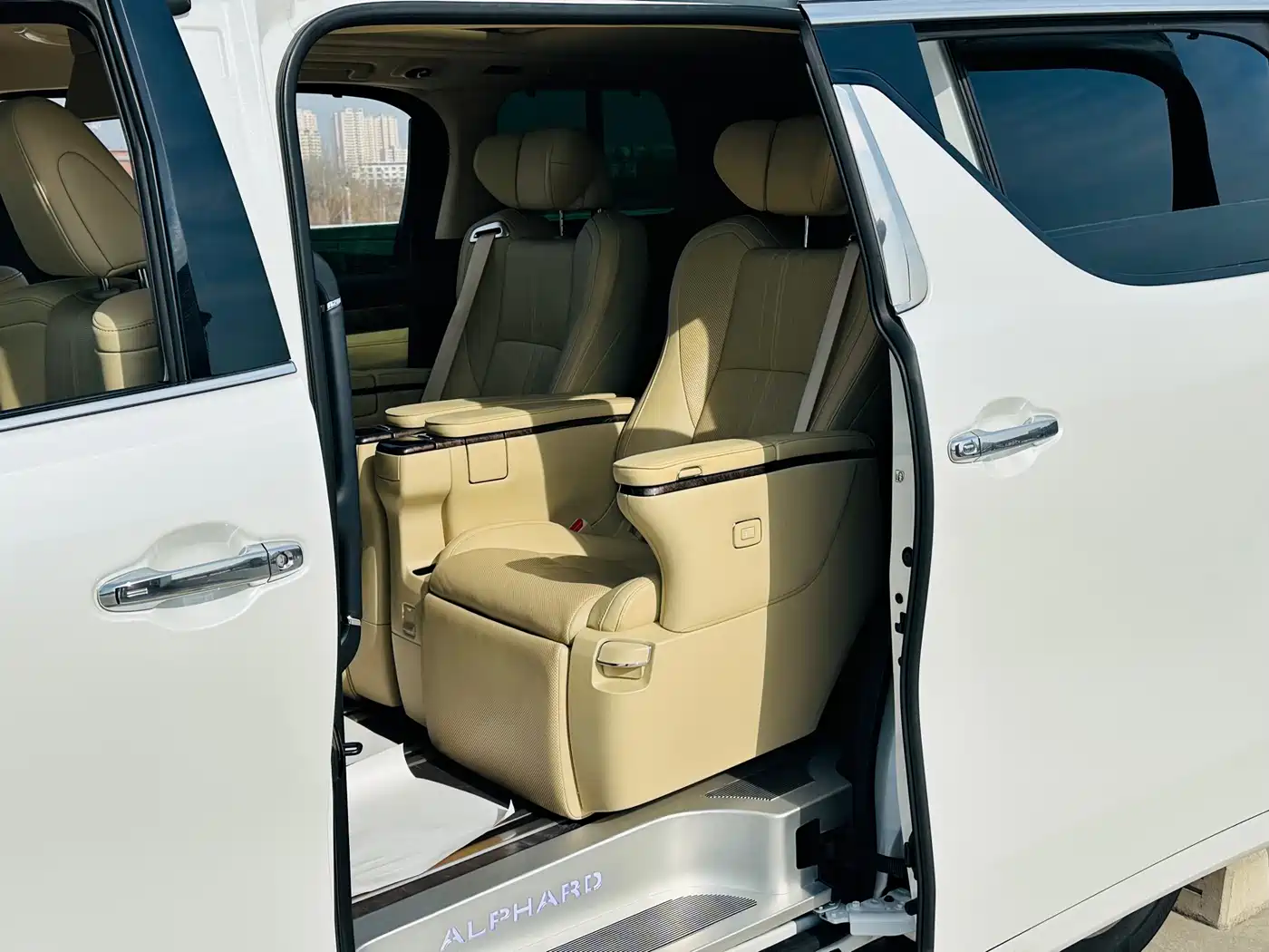 Toyota Alphard 2021 Hybrid 2.5L Premium фото 12
