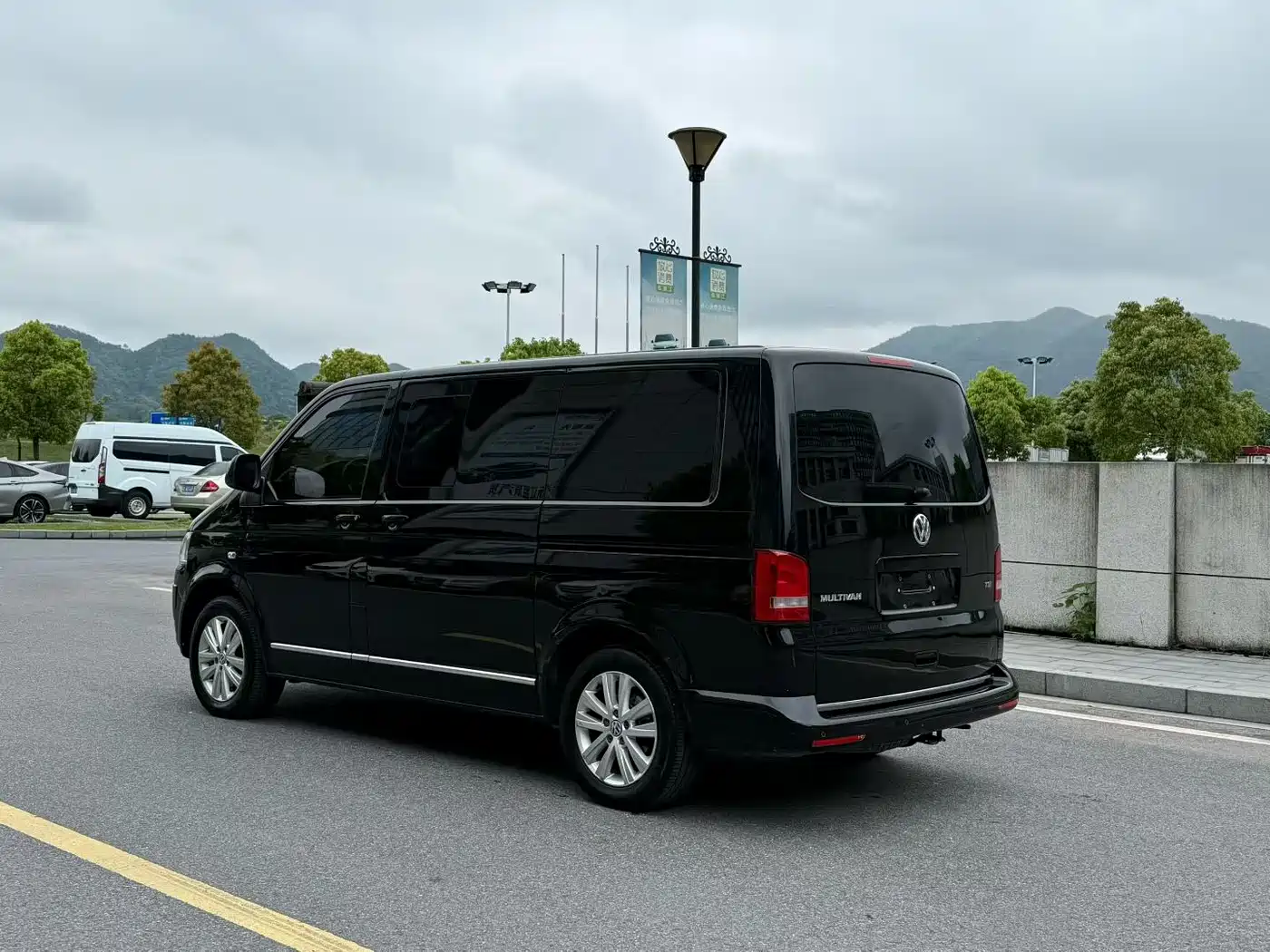 Volkswagen Multivan 2012 2.0TSI 2WD Luxury Edition фото 3