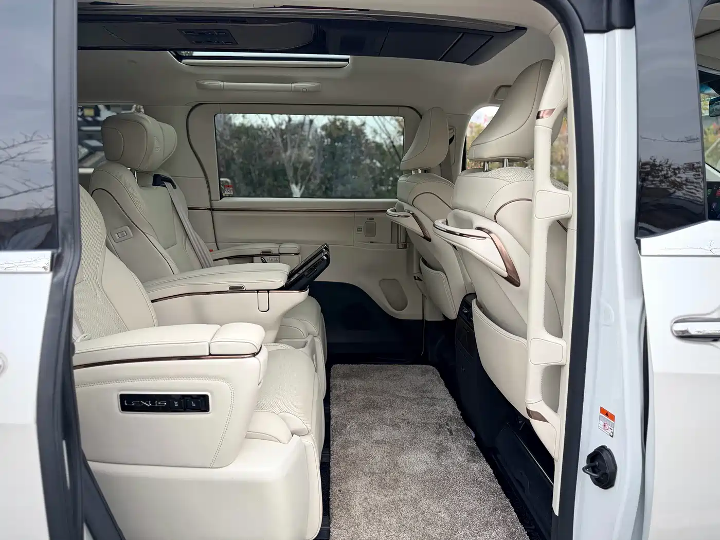 Lexus LM 2023 350h 7-Seater Elegance Edition фото 19