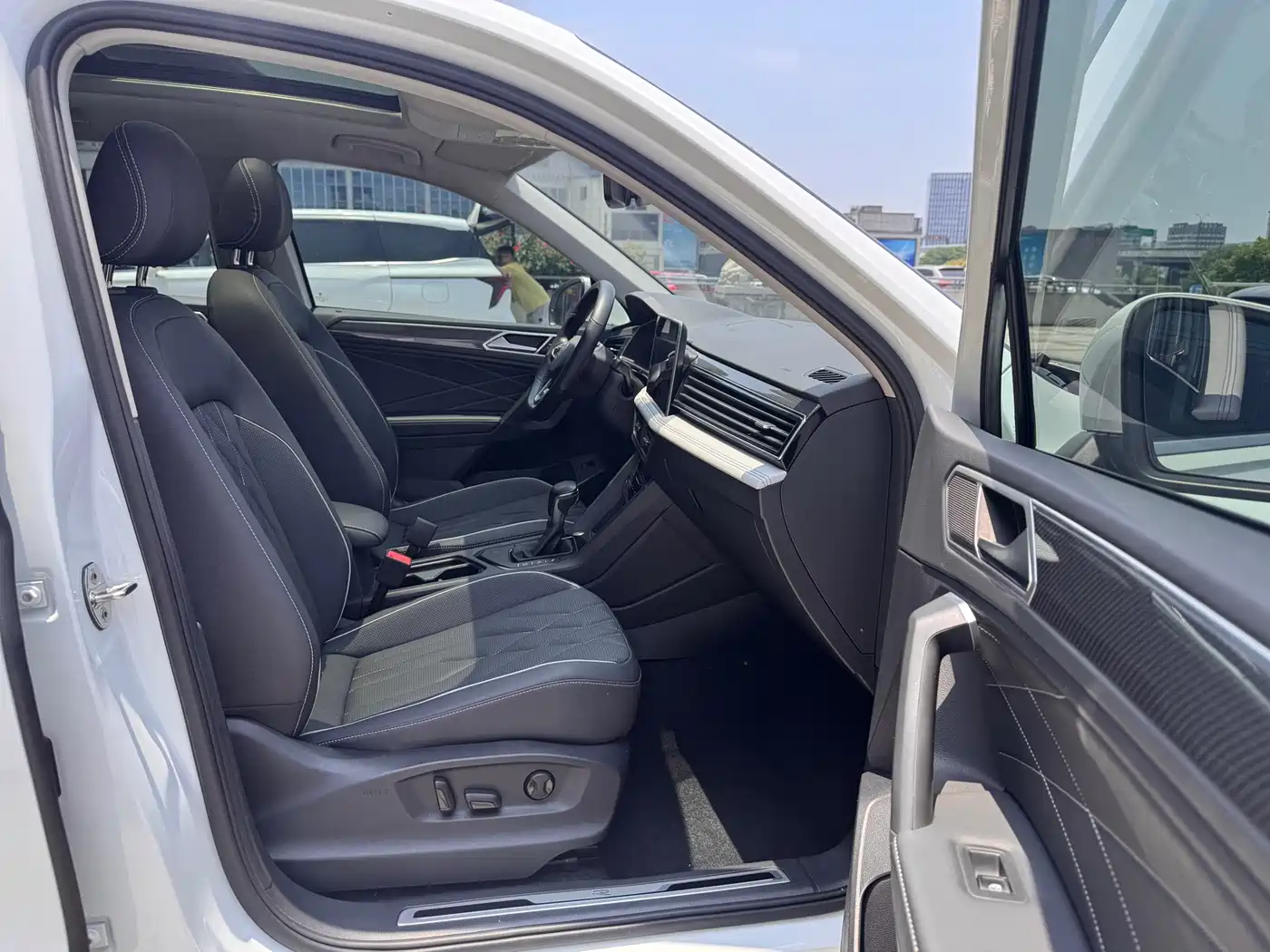 Volkswagen Tiguan L 2022 330TSI Auto 2WD R-Line Premium Edition фото 12