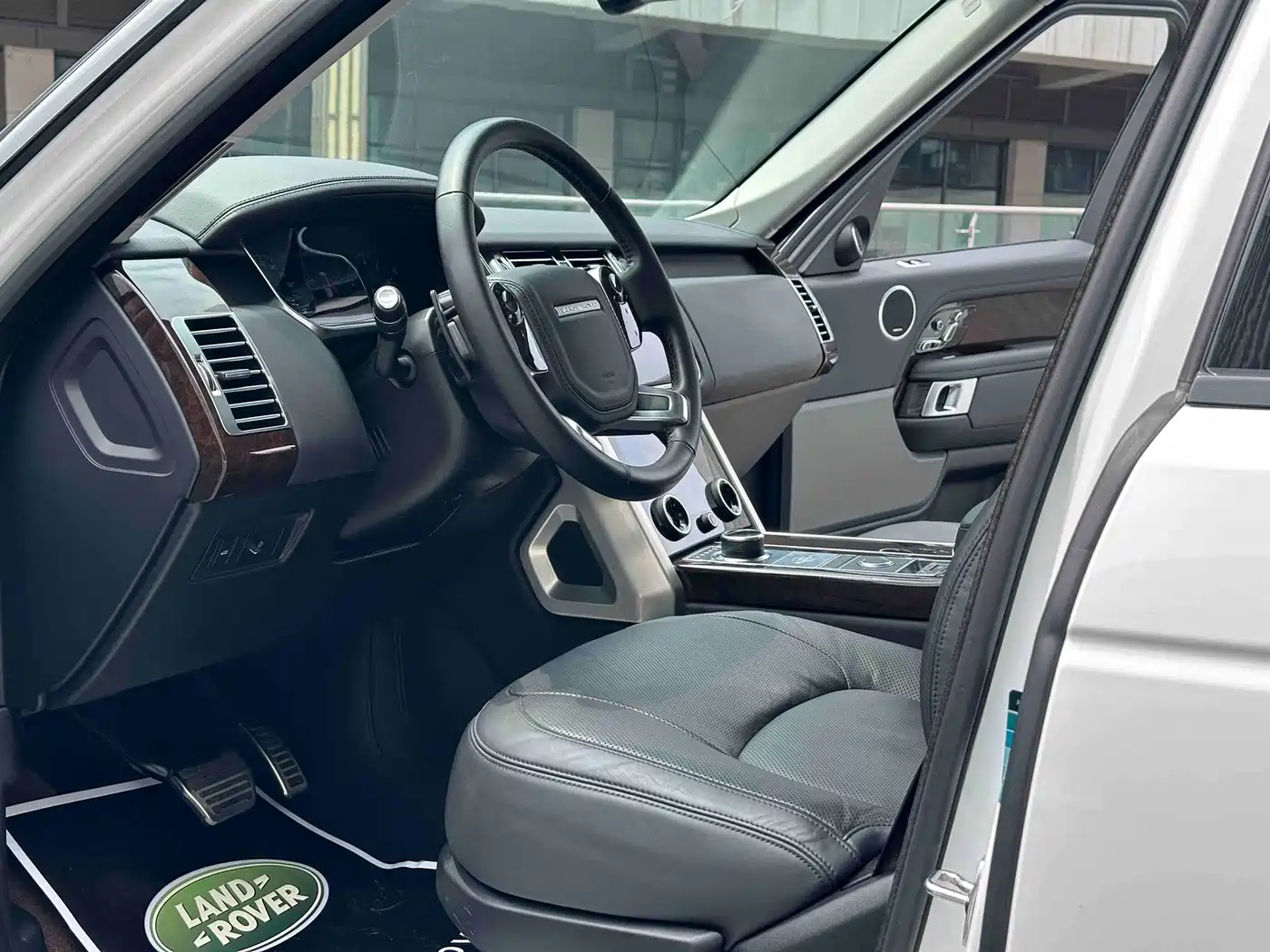 Land Rover Range Rover 2020 3.0 L6 Heritage Extended Edition фото 4