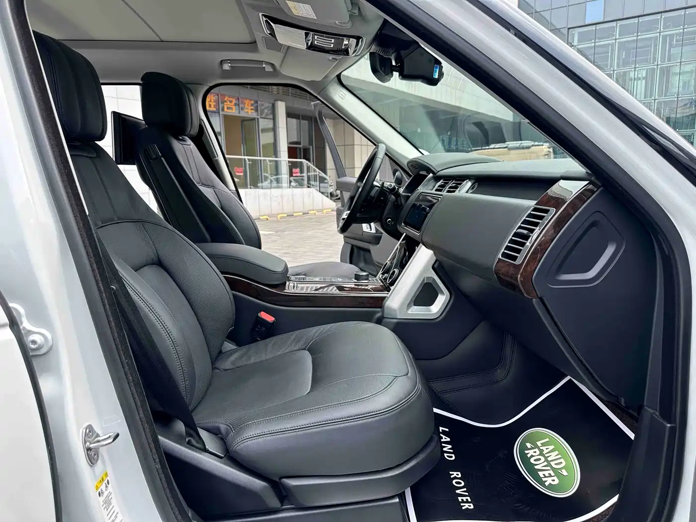 Land Rover Range Rover 2020 3.0 L6 Heritage Extended Edition фото 9