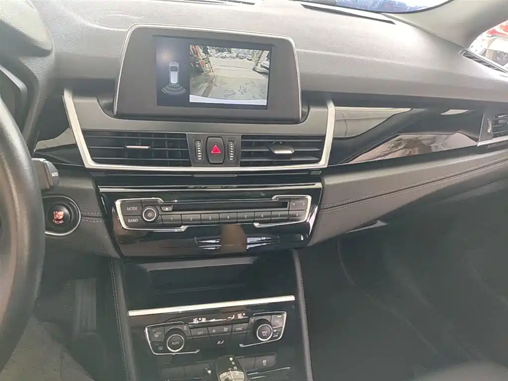 BMW 2 Series Touring 2016 218i Sport Design Package фото 13