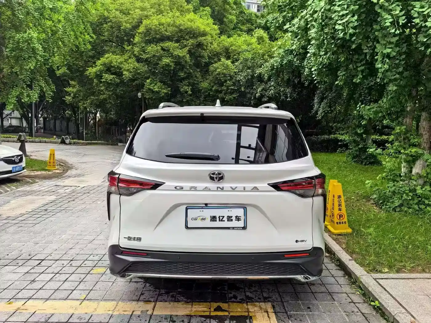 Toyota Granvia 2024 2.5L Hybrid Comfort фото 3