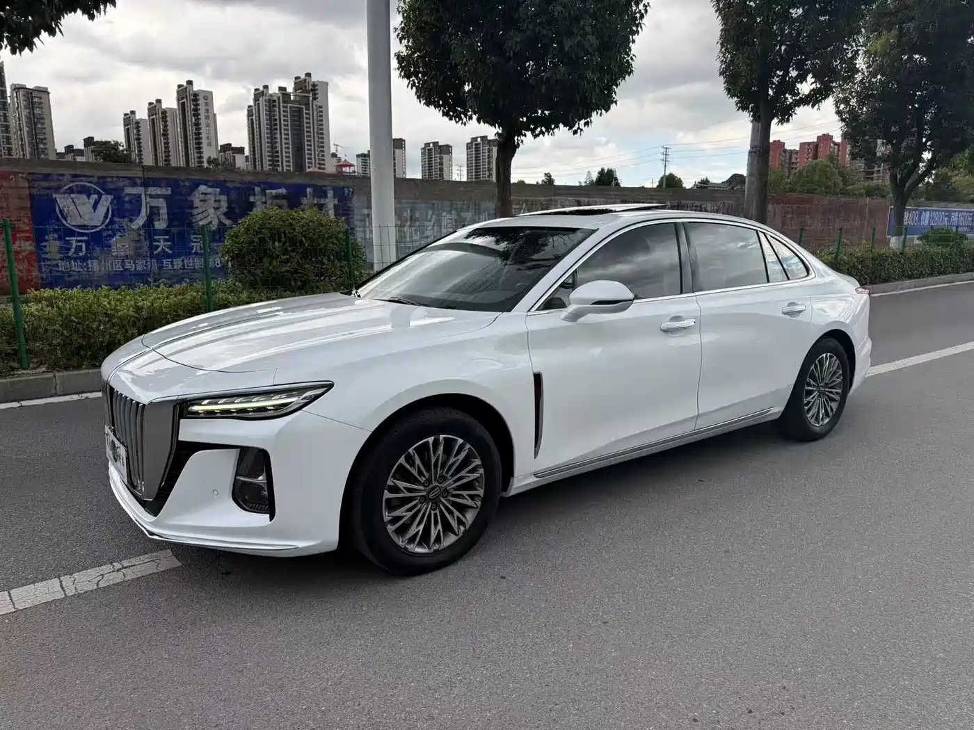 Фото 1 - Hongqi H5