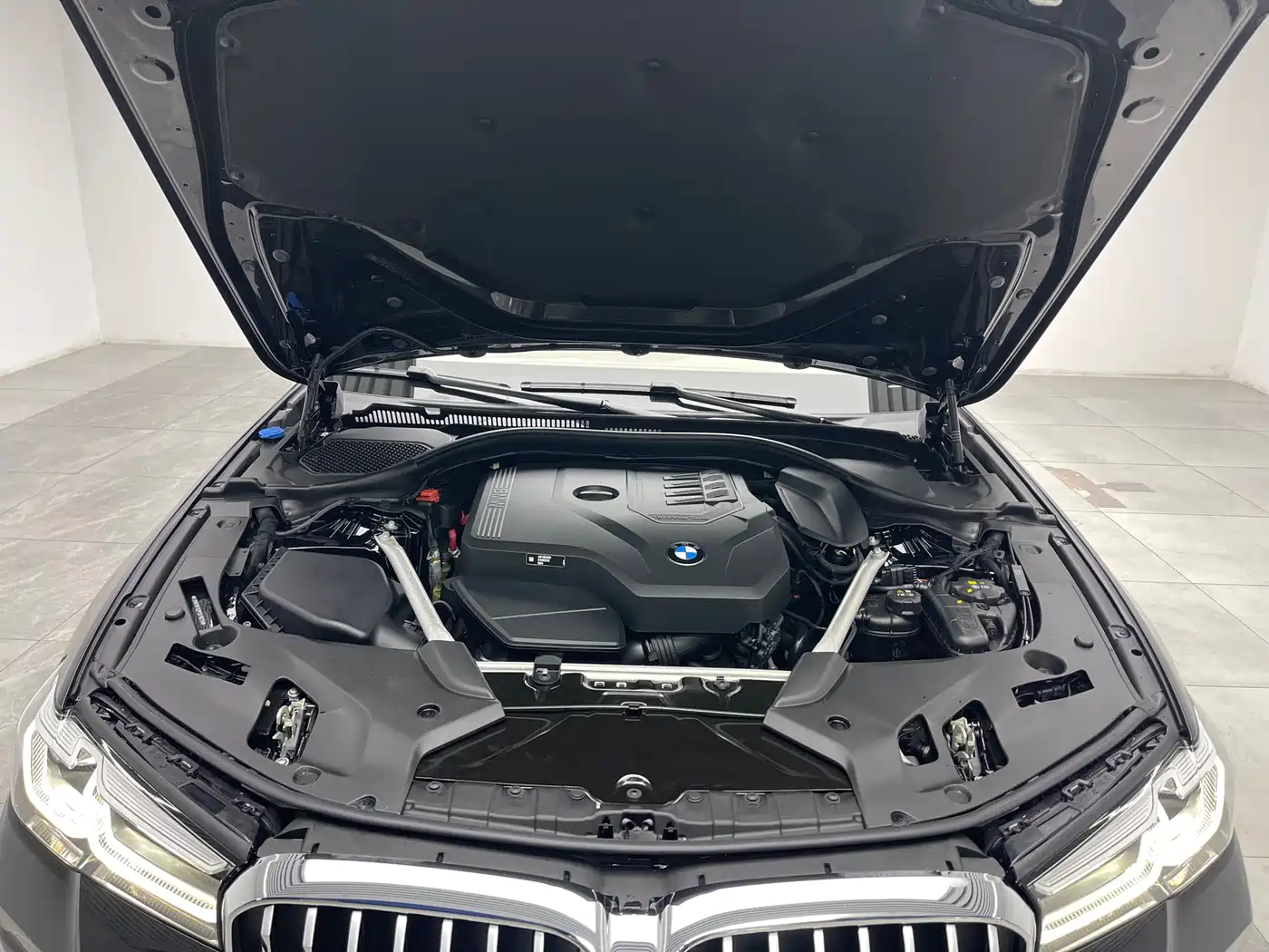 BMW 5 Series 2023 530Li Leading M Sport Package фото 9