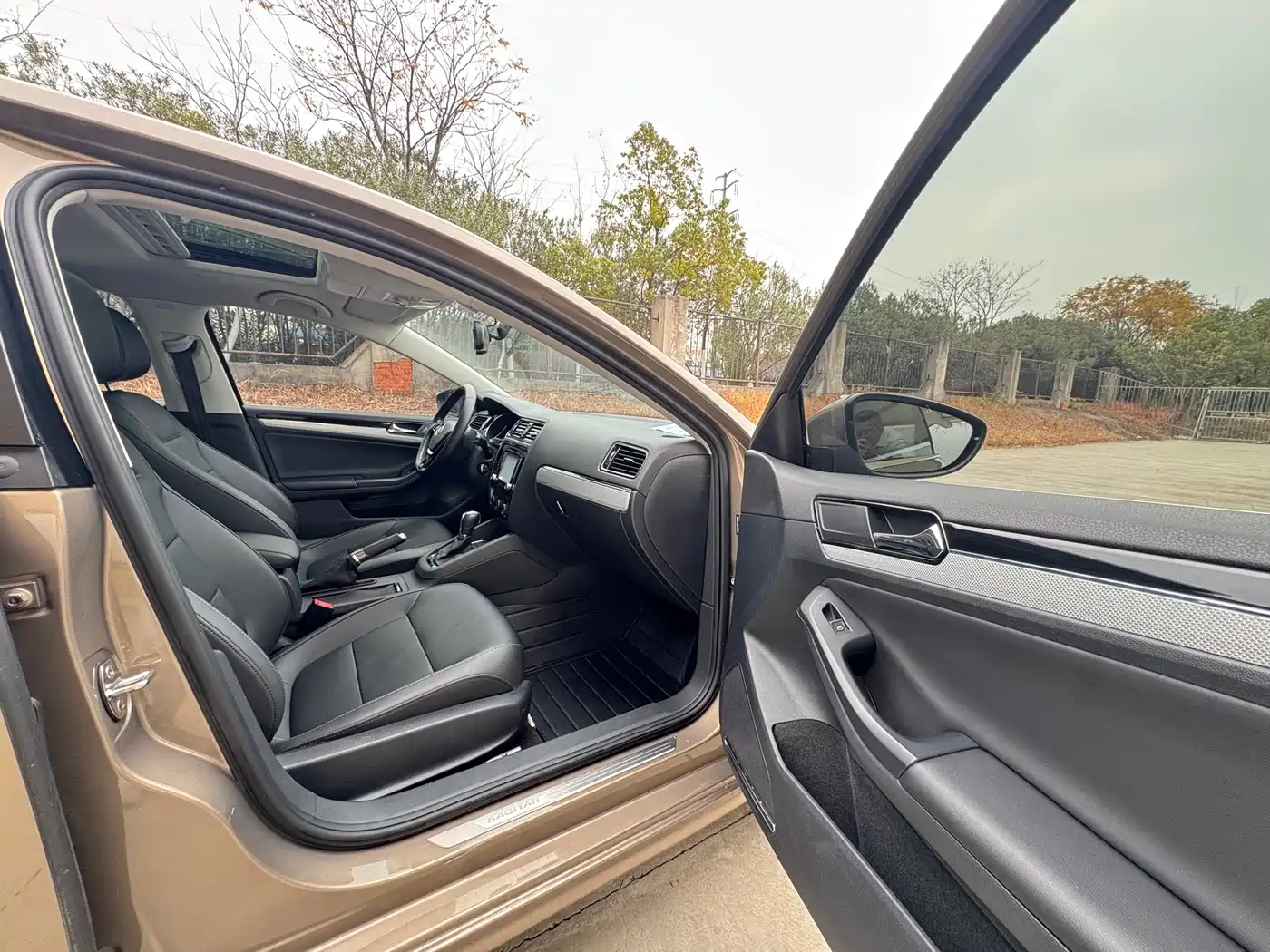 Volkswagen Sagitar 2015 1.6L Automatic Comfort фото 15
