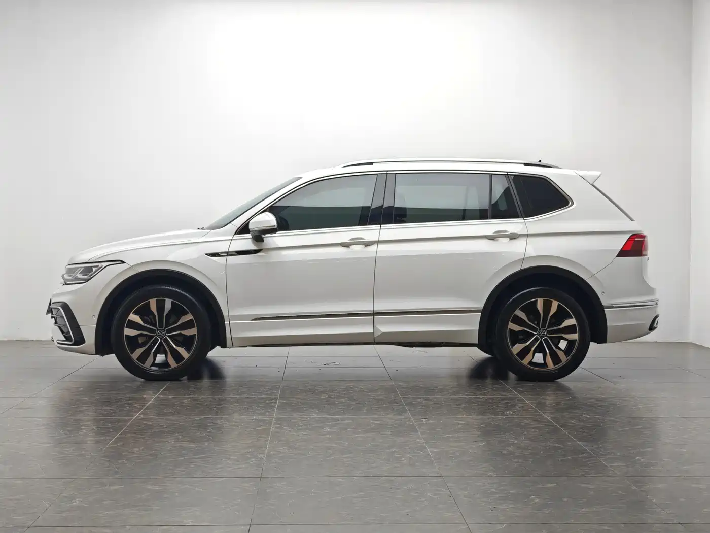 Volkswagen Tiguan L 2023 330TSI Auto 2WD R-Line Flagship Edition фото 10