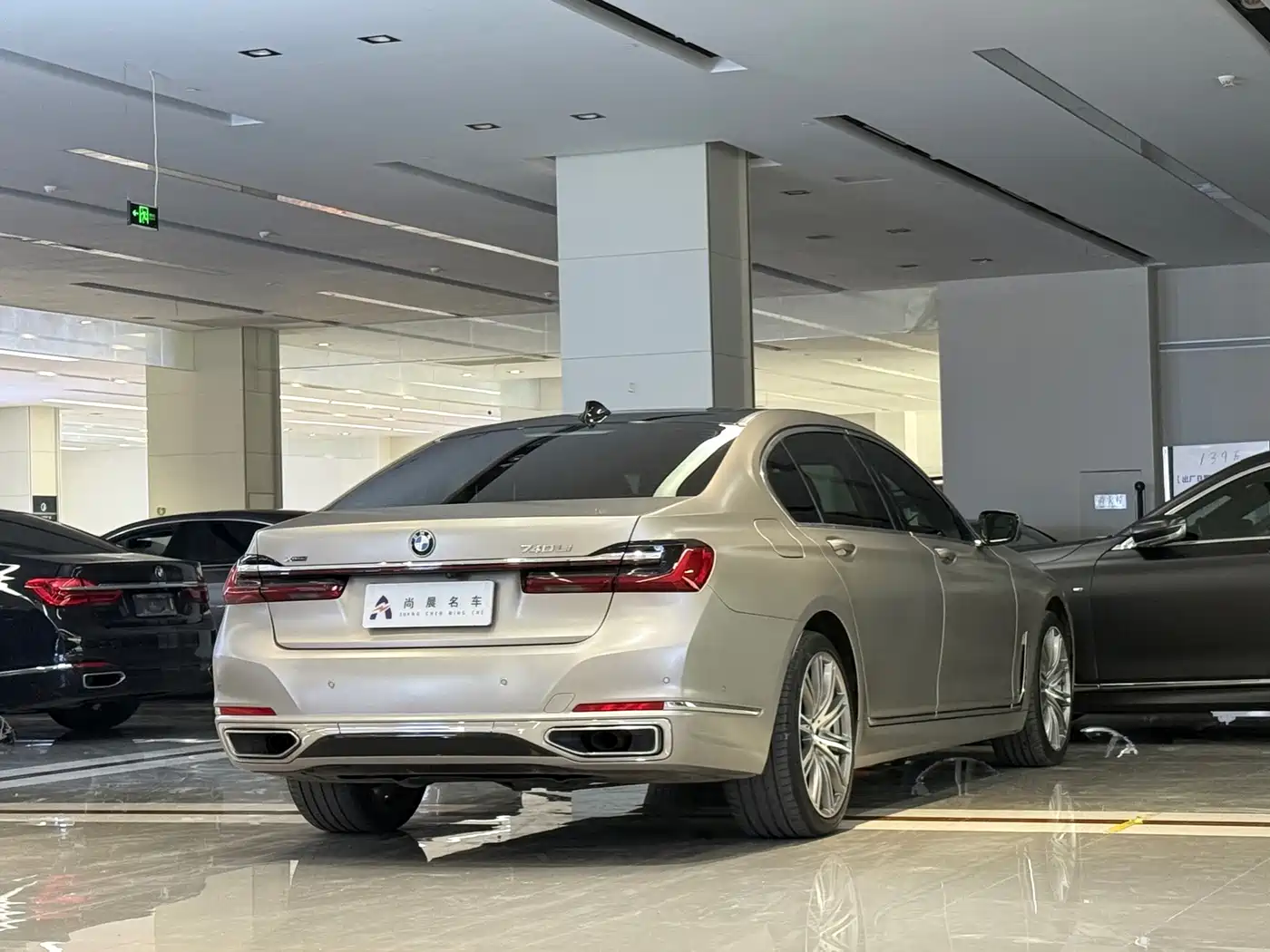 Фото 16 - BMW 7 Series
