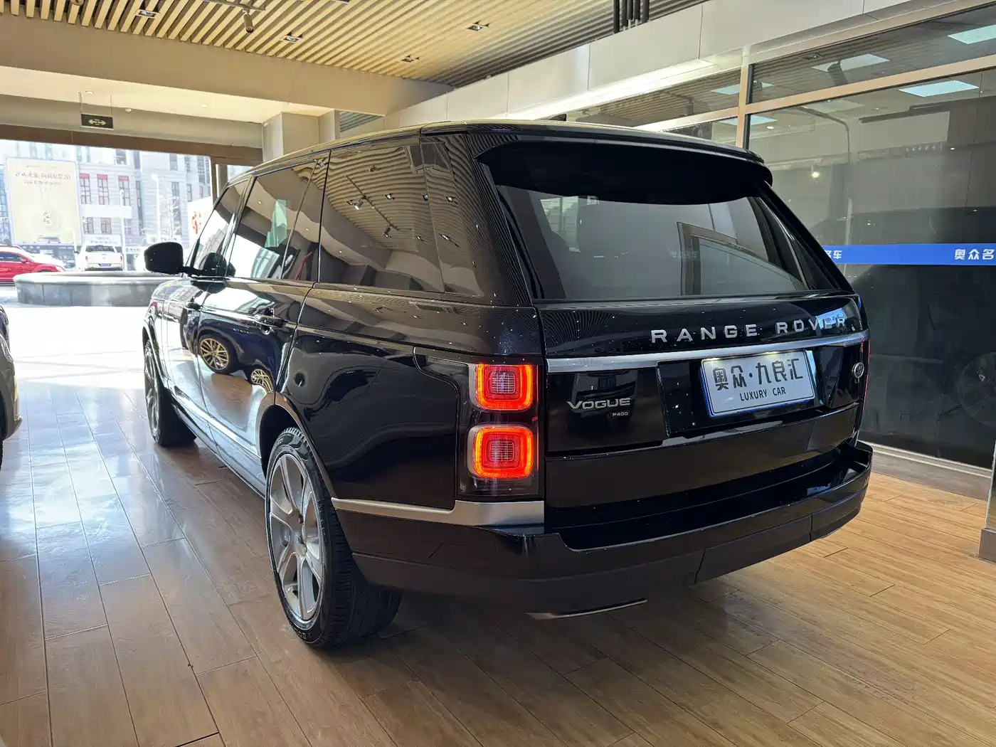 Land Rover Range Rover 2020 3.0 L6 Heritage Extended Edition фото 11