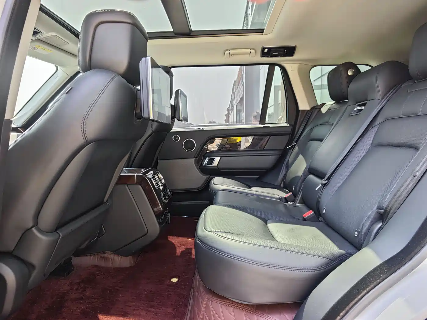 Land Rover Range Rover 2020 3.0 L6 Heritage Extended Edition фото 9