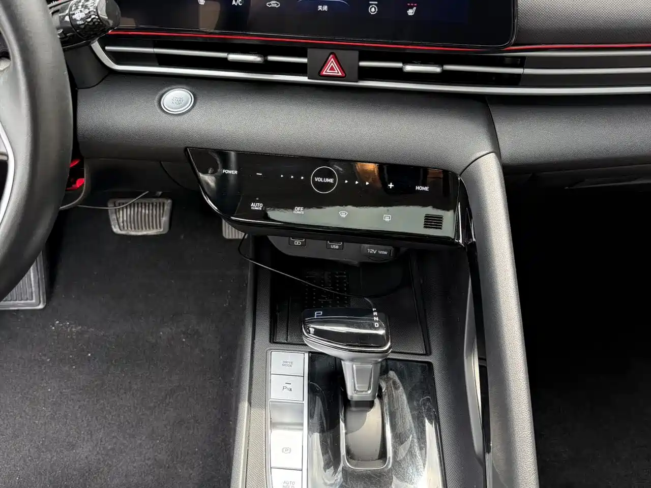 Hyundai Elantra 2022 1.5L CVT LUX Premium Edition фото 8