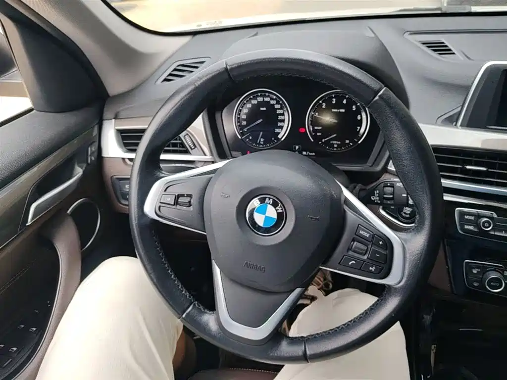 BMW X1 2018 sDrive18Li Premium Model фото 11