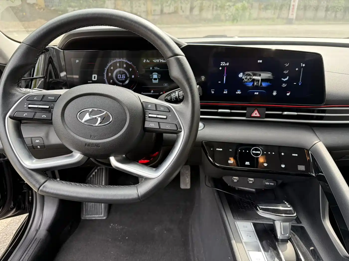 Hyundai Elantra 2022 1.5L CVT LUX Premium Edition фото 9