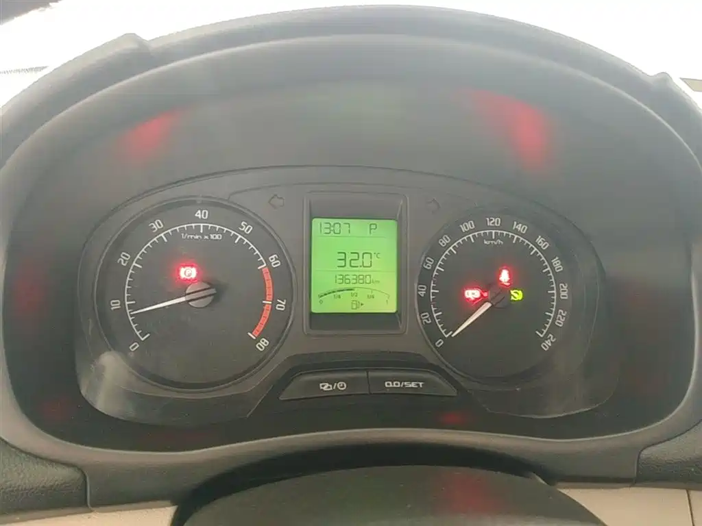 Škoda Fabia 2014 1.4L Automatic Crystal Edition фото 12