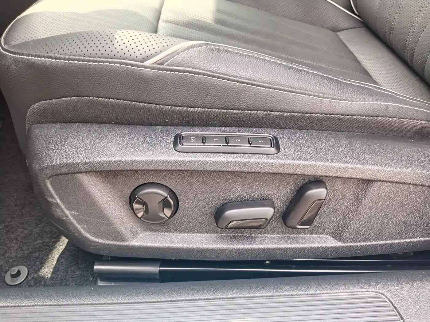 Volkswagen Passat 2024 380TSI Dragon Soaring Edition фото 15