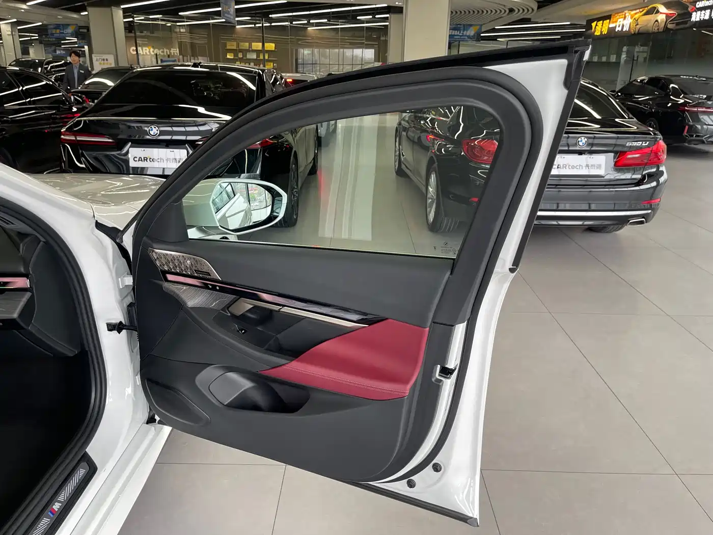 BMW 5 Series 2025 530Li Premium M Sport Package фото 32