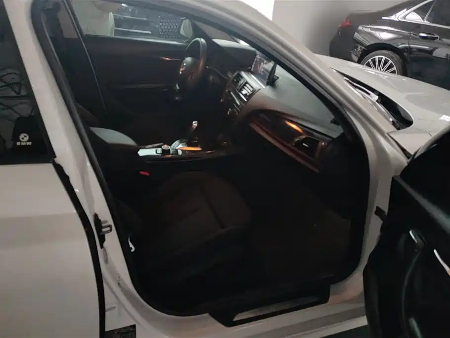BMW 1 Series (Import) 2013 Facelift 118i Sport Model фото 8