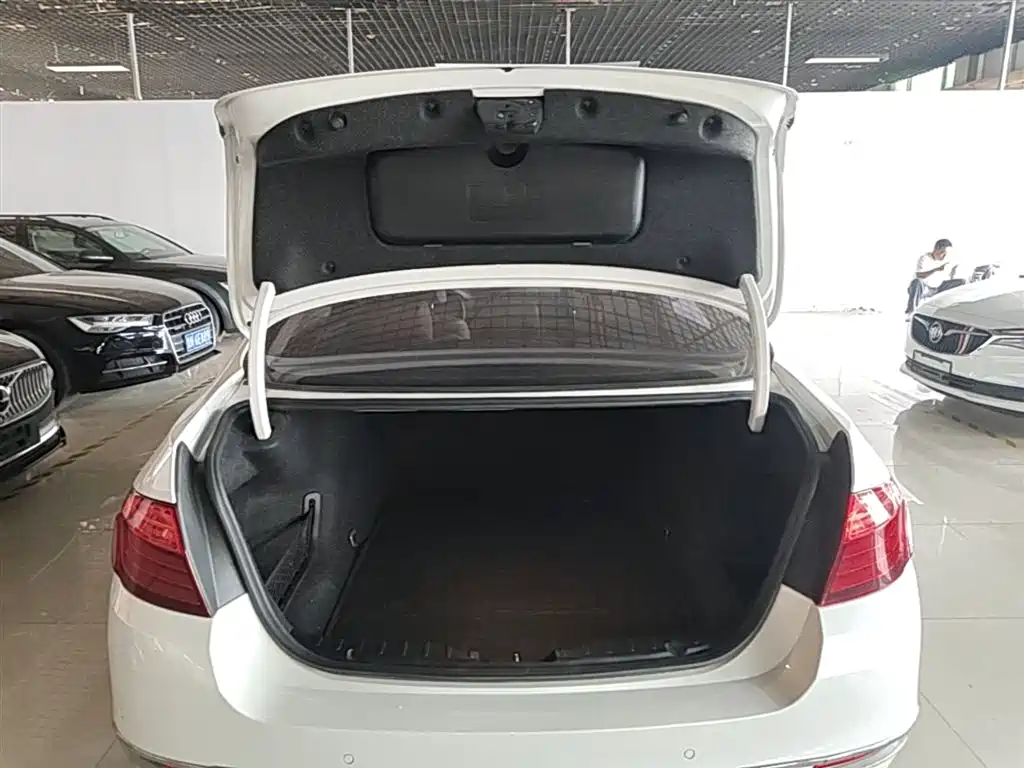 BMW 5 Series 2014 520Li Elegance фото 19