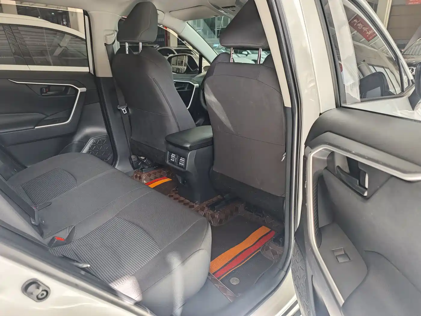 Toyota Wildlander 2023 2.0L CVT FWD LE фото 11