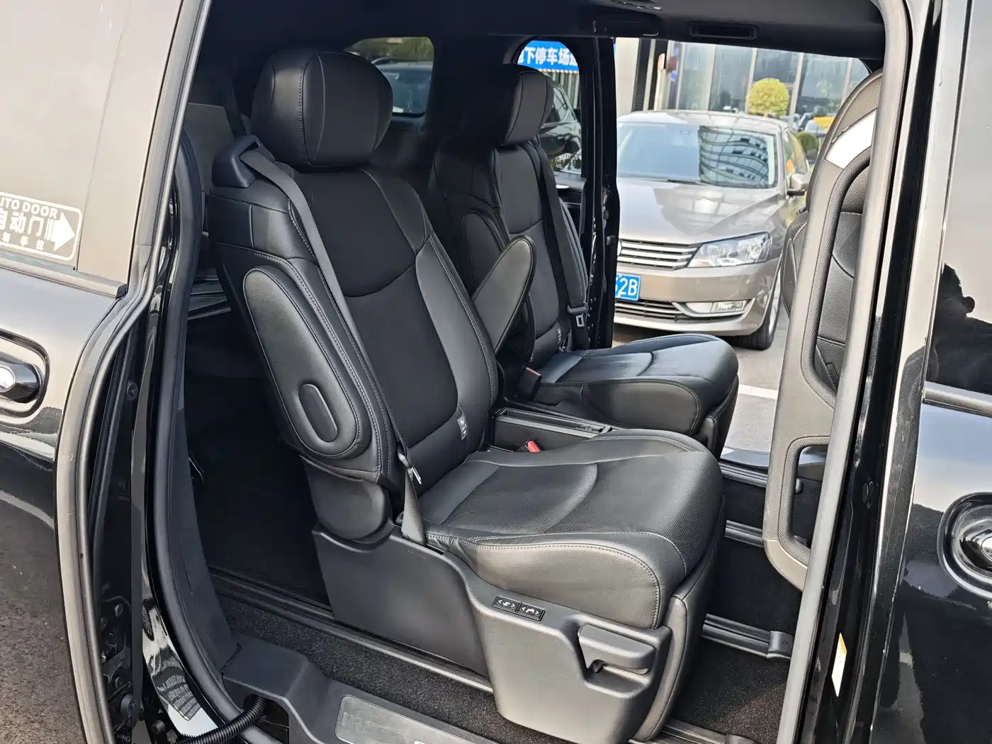 Toyota Sienna 2023 2.5L Hybrid Premium Edition фото 8